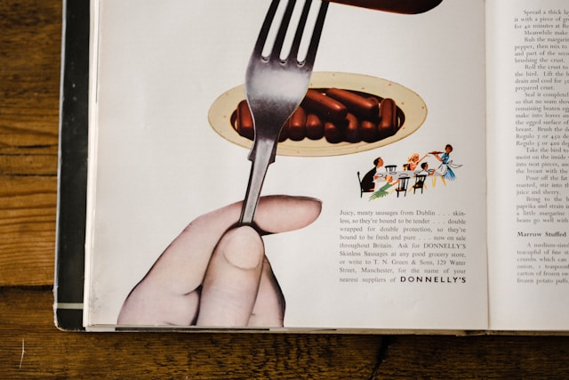 Vintage ad for Donnelly's Dublin skinless sausages, featuring a fork spearing sausages on a plate.